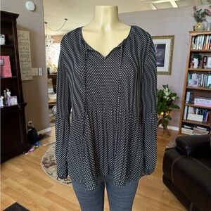 Como Vintage black & white long sleeve Vneck blouse-size L